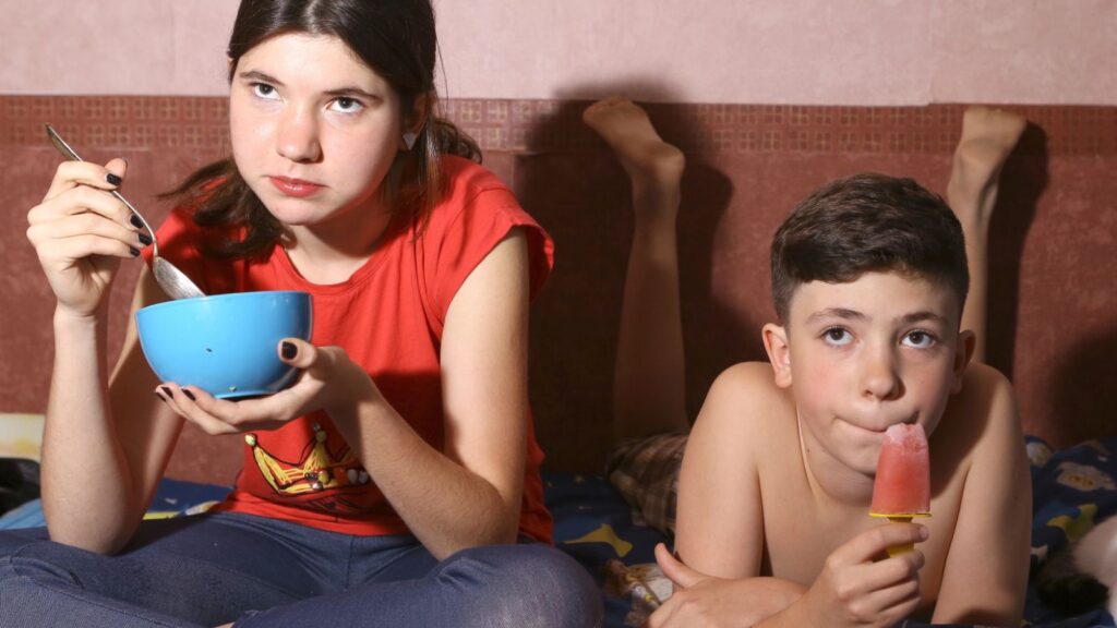 Kids sitting together eating